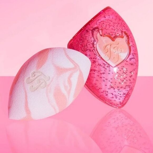 BH Cosmetics X Iggy Totally Plastic Stay Pressed Sponge w/Case - Picture 5 of 6